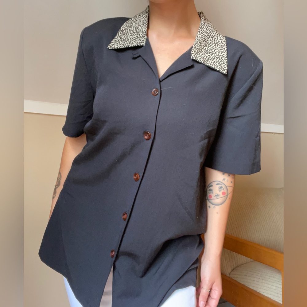 ✨ Women’s vintage button up blouse with cheetah print collar✨
